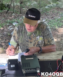 Barry W4NIC making contacts.